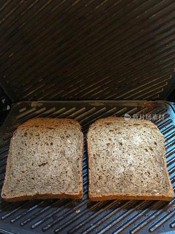 全麦吐司面包在烤面包机里