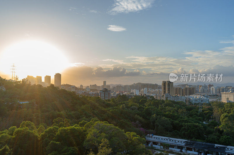 夕阳西下时，山坡上的这座美丽城市显得格外美丽