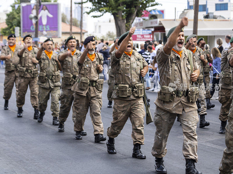 塞浦路斯国民警卫队成员在游行