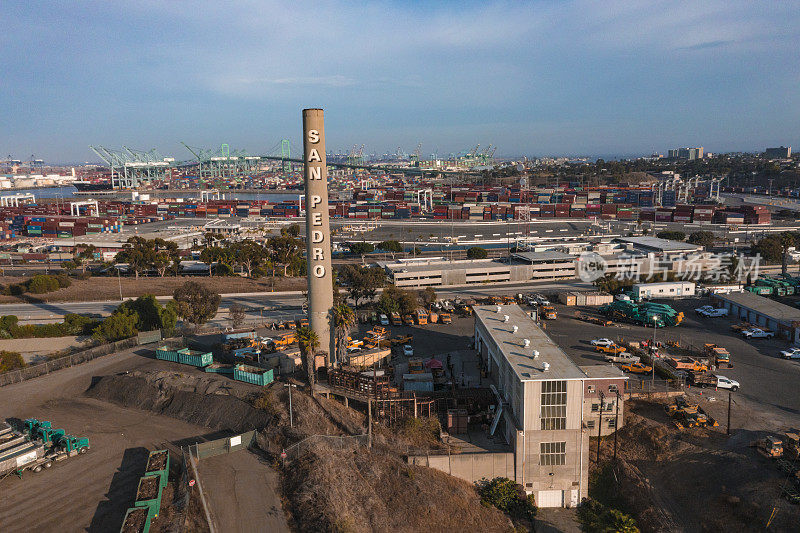 洛杉矶的圣佩德罗港和长滩地区的圣维森特大桥，集装箱被困在港口