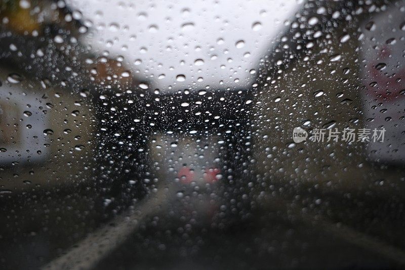 在雨中开车