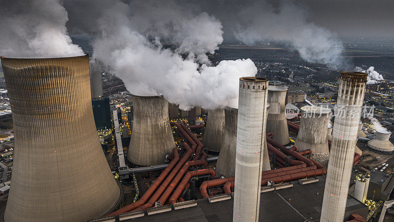 发电厂的空气污染-鸟瞰图