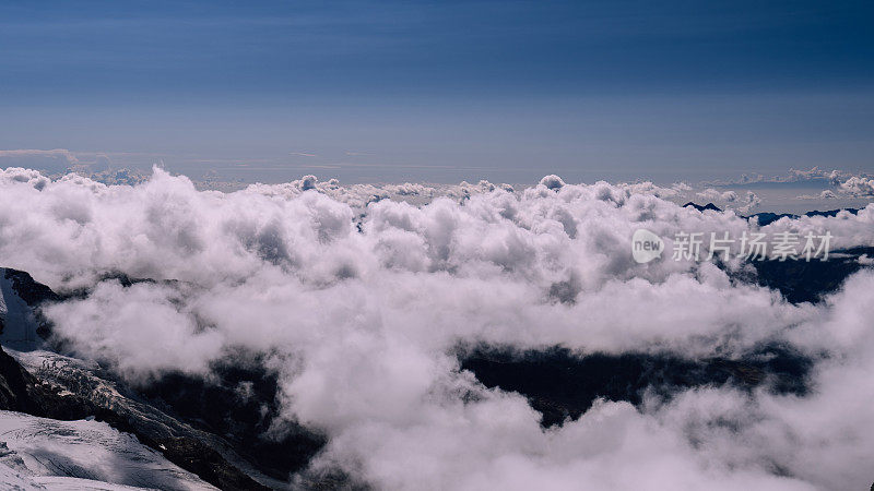 从空中俯瞰雄伟的瑞士阿尔卑斯山。覆盖着冰山和雪的尖峰著名的观点