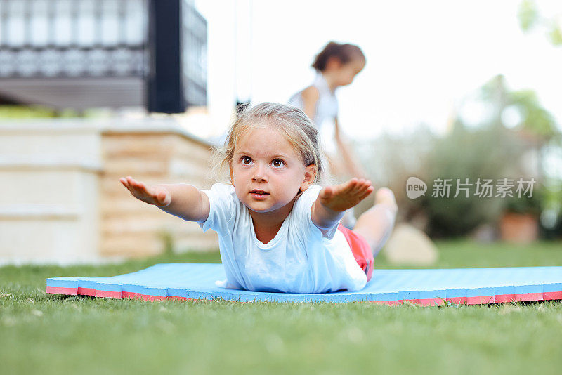 在矫正体操期间快乐的女孩