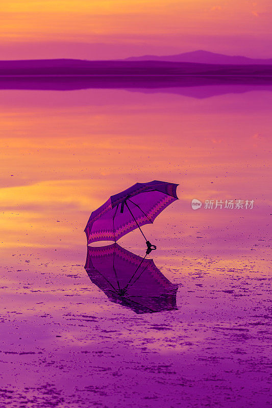 土耳其盐湖城日落时的雨伞