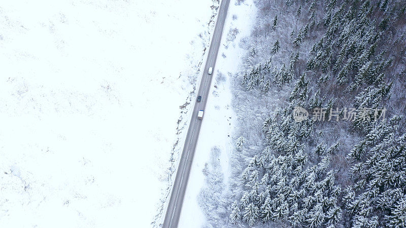 汽车行驶在冬季的乡村公路上