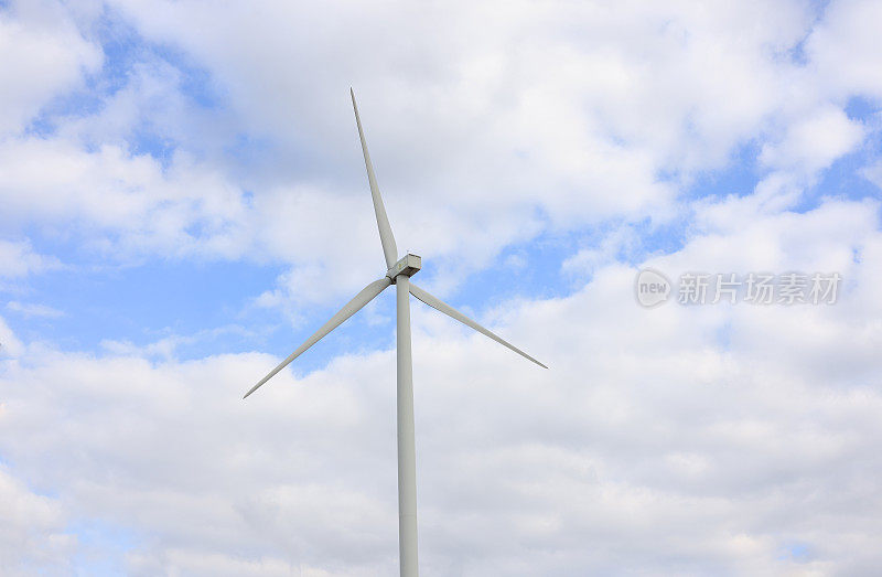 风力发电机在有风的日子里可以顶着天空，风力发电机将风能从动能转化为电能