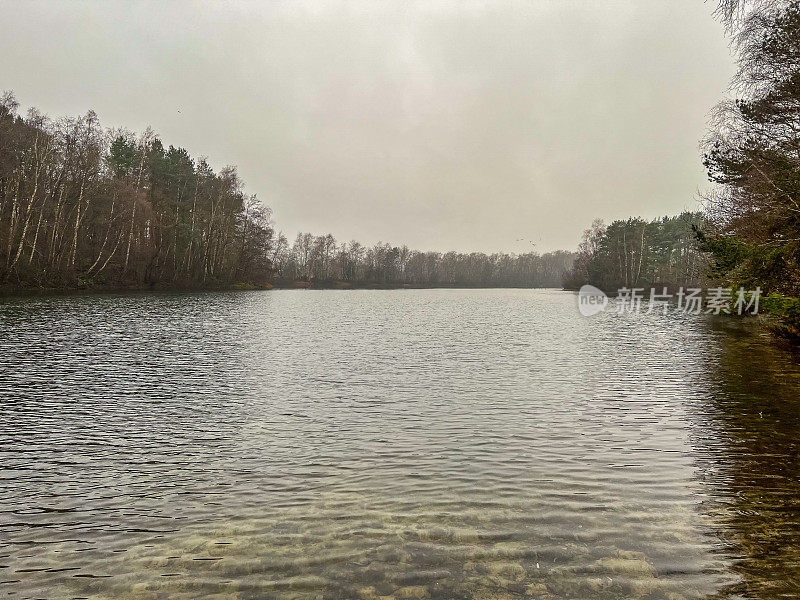 冬天的湖在雨天。