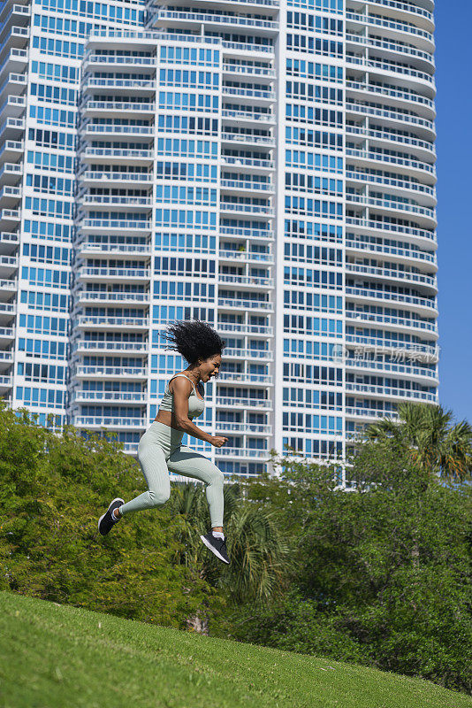 一名非洲裔拉丁妇女在户外做体育锻炼