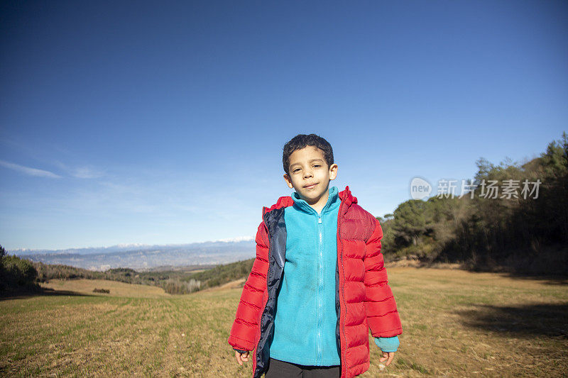 孩子走在山中