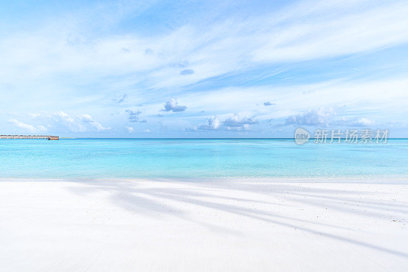 马尔代夫完美的天堂海滩与蓝绿色的海和蓝天的背景