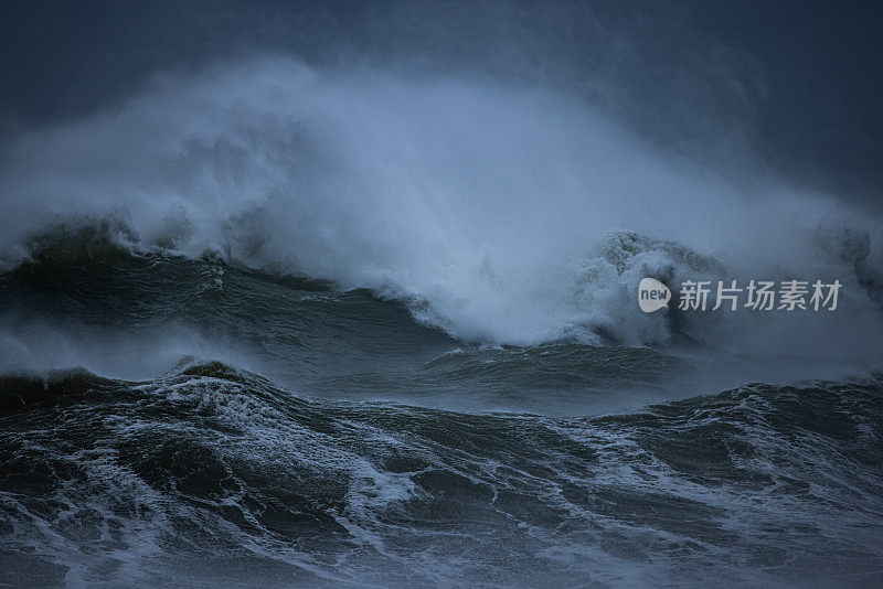 在暴风雨的日子，大海会掀起巨浪