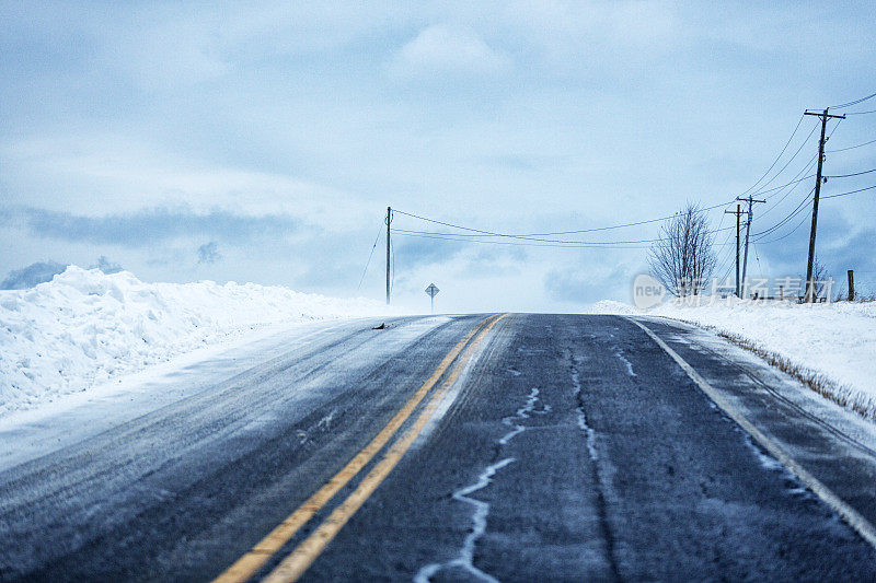 乡村公路风吹雪雪