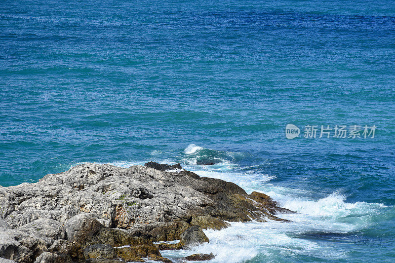 海岸线，有海洋背景的岩石