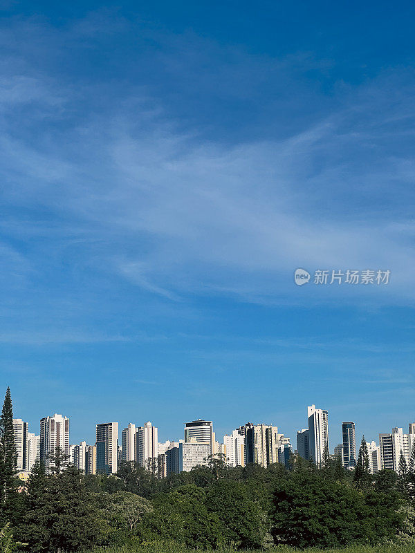 夏日清晨，太阳冉冉升起。