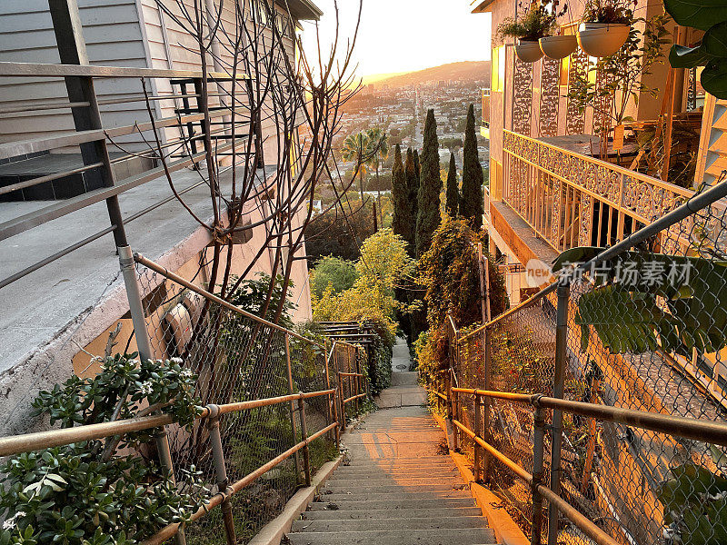 在日落时分的东好莱坞，可以看到城市风景的楼梯和房子