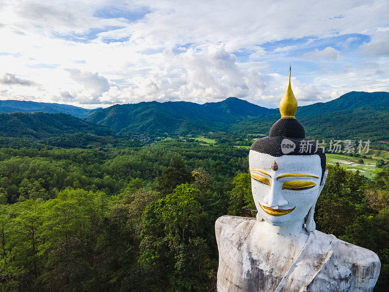 泰国山上的佛像寺