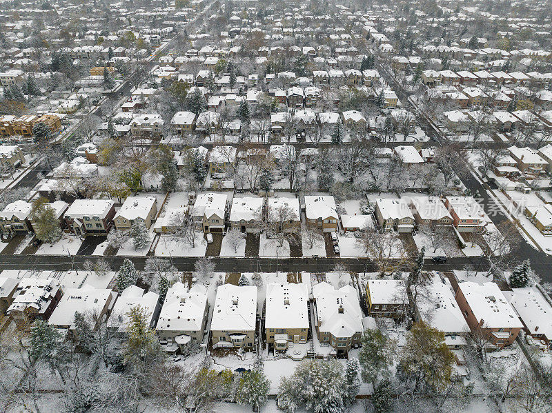 加拿大多伦多，北约克地区冬季降雪期间的住宅区