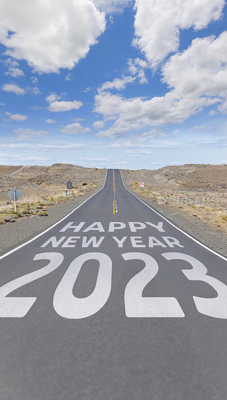 沙漠公路的沥青上画着2023年的新年