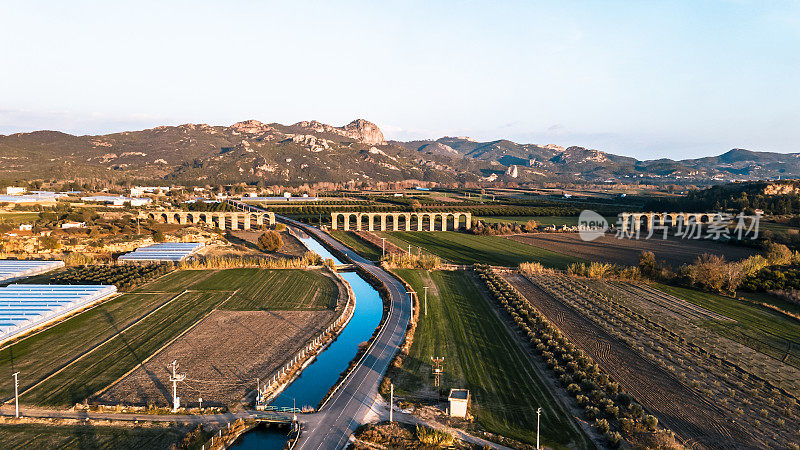 在Aspendos渡槽。火鸡毁灭。为阿斯彭多斯供水的古罗马水渠。拱形结构。Kepru河。水通道。用无人机射击。从上面的观点