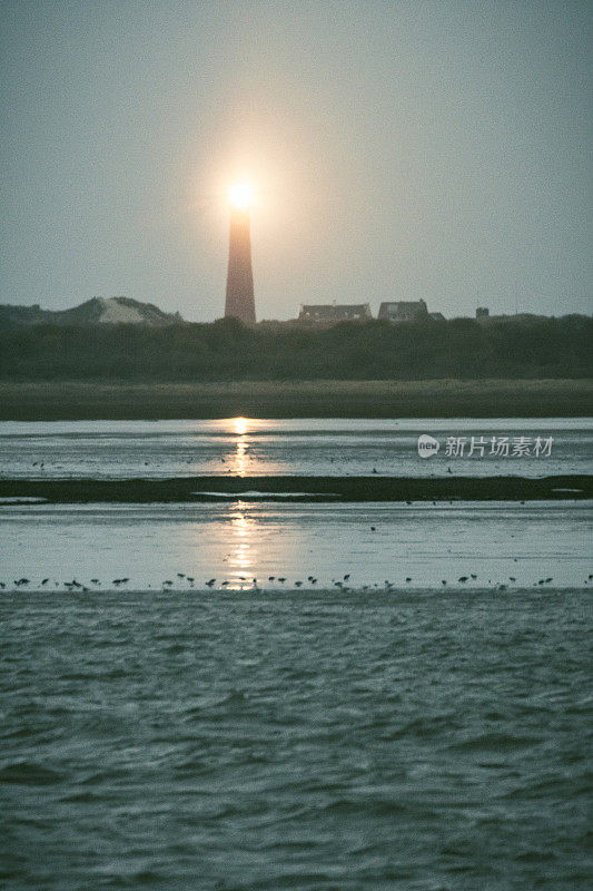 在瓦登海的Schiermonnikoog岛的沙丘上的灯塔