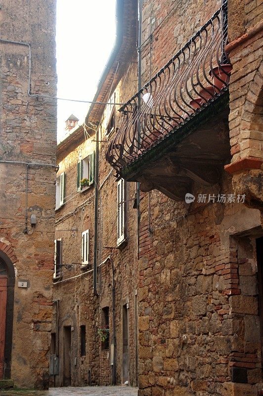 意大利-托斯卡纳-沃尔泰拉村-老城区的小街道