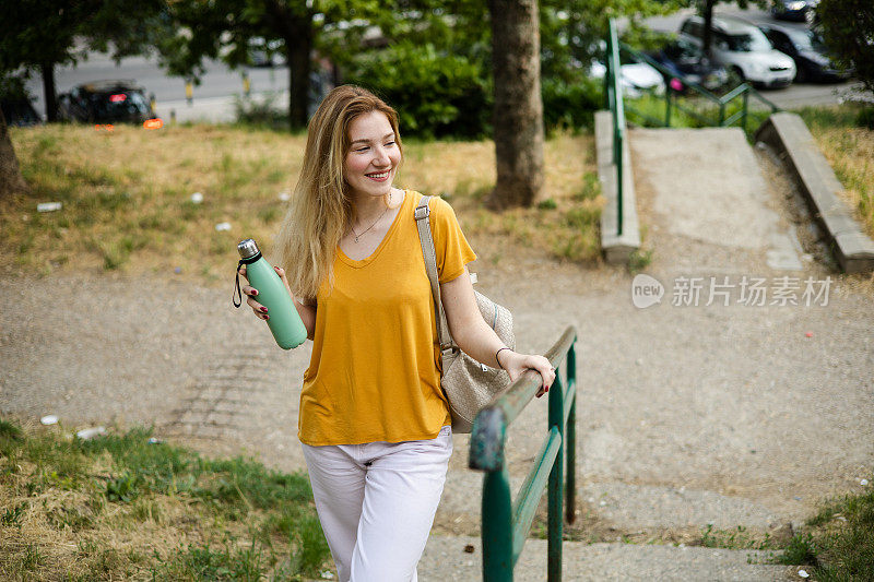 一个美丽的女孩在公园散步和享受的肖像