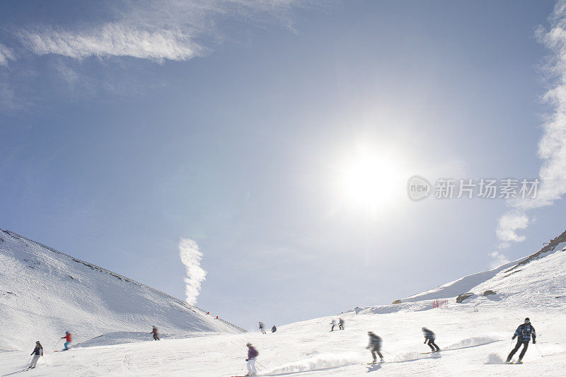 滑雪者从滑雪坡上下来