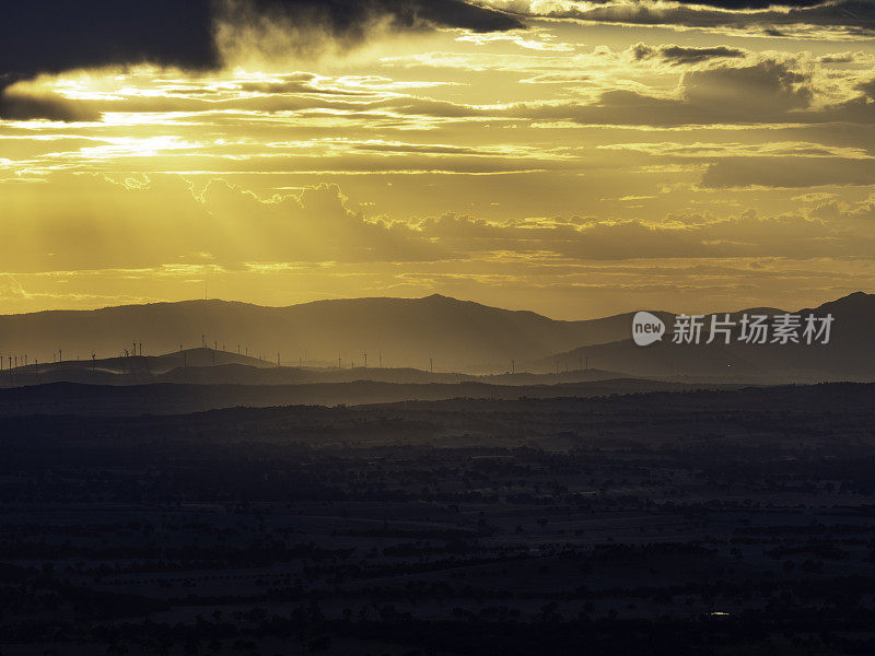 日出越过高山和山谷