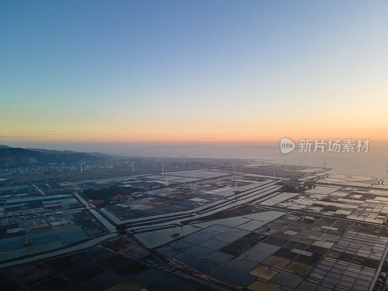 日落时海盐场的鸟瞰图