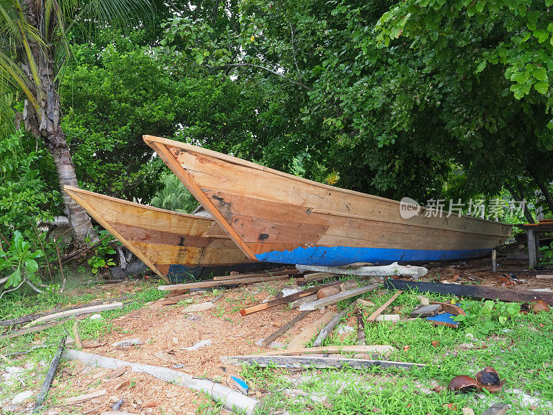 两艘木船正在建造中