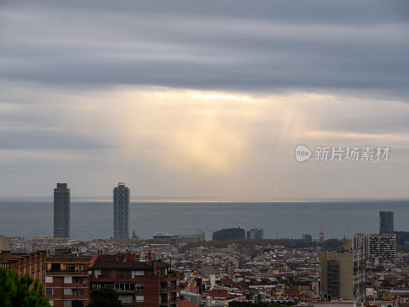 西班牙沿海城市的高角度鸟瞰图