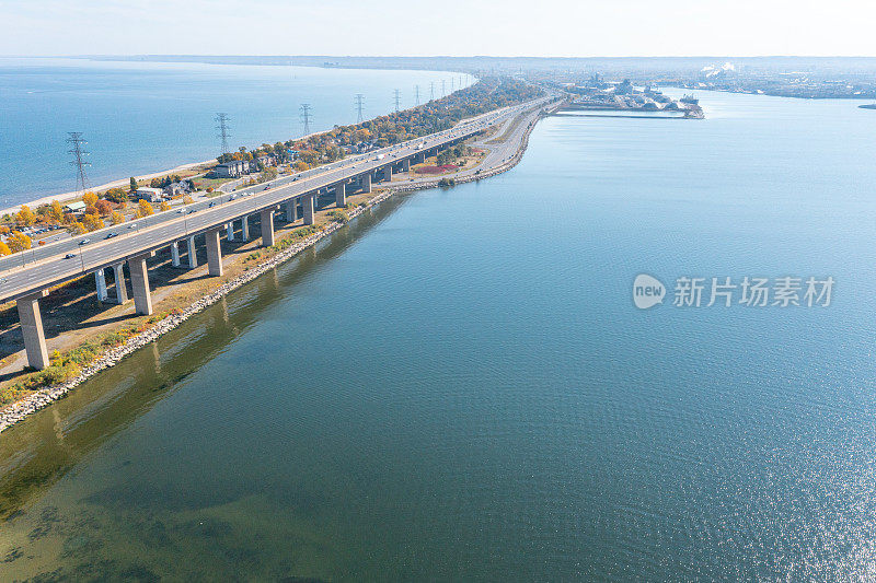 安大略湖和伊丽莎白女王路QEW高速公路，安大略省，加拿大