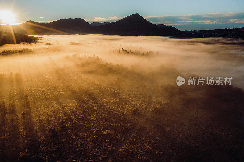 在挪威壮丽的湖泊和森林上的日出云的风景