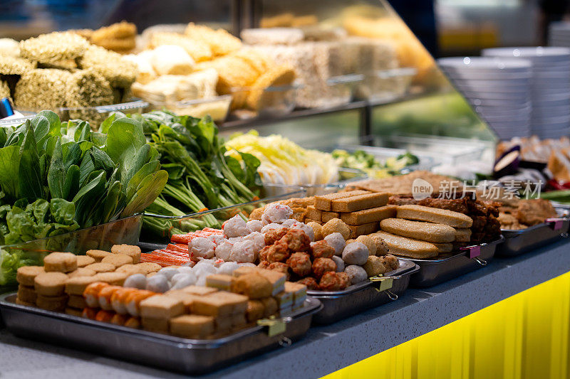 在大排档上展示的客家中餐，由豆腐和肉末或鱼酱制成。