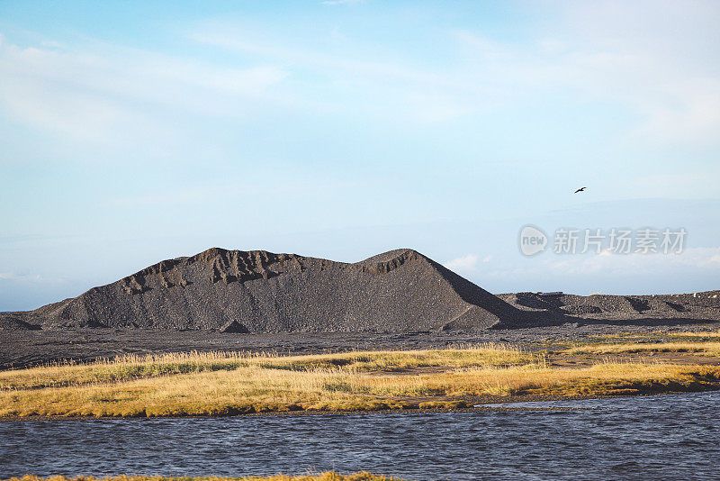 遍布冰岛的火山和黑土