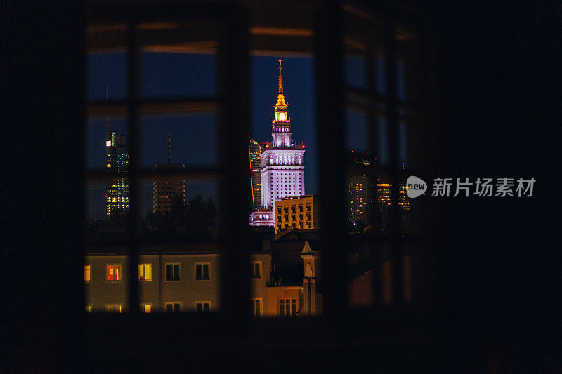 从窗户看华沙的夜晚