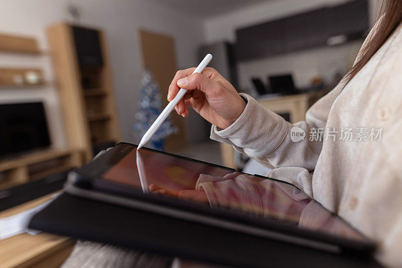 一位年轻女设计师的近距离数码平板