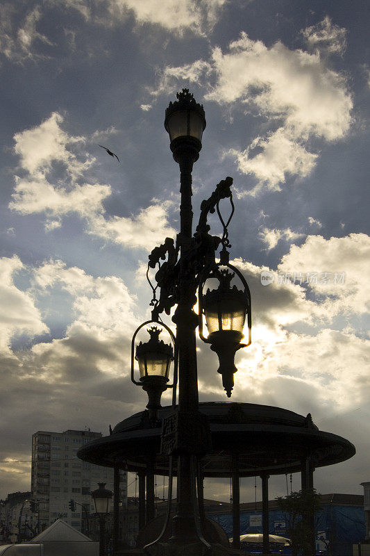 加利西亚贝坦佐斯的老式路灯和演奏台。