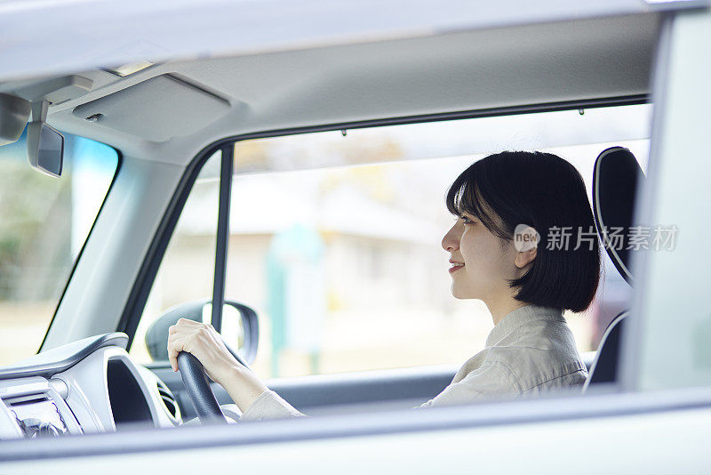 年轻的日本女子开车