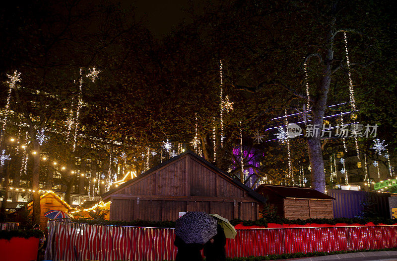 在英国伦敦，夜晚有传统圣诞装饰的街道