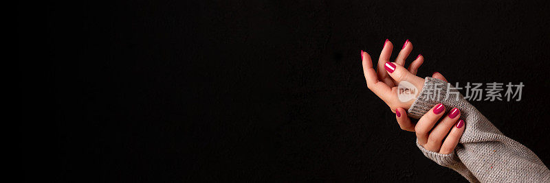 女性双手用洋红色，指甲用粉红色的横幅