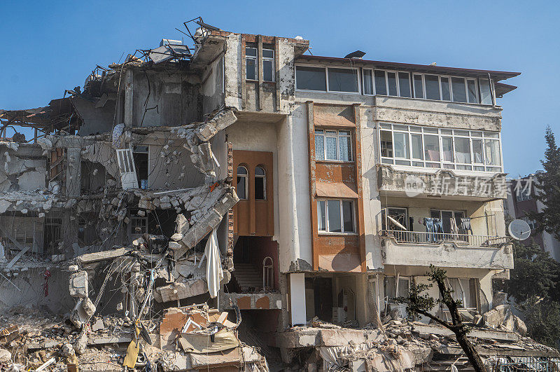 土耳其哈塔伊，地震后倒塌的建筑物残骸