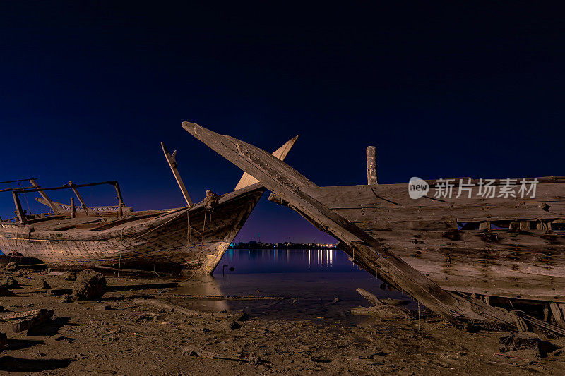 夜晚在海边的旧船残骸