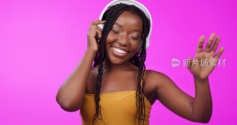 音乐，耳机和快乐的黑人妇女被隔离在录音室背景。自由或快乐，娱乐和非洲女性听播客或广播的青年信心与耳机