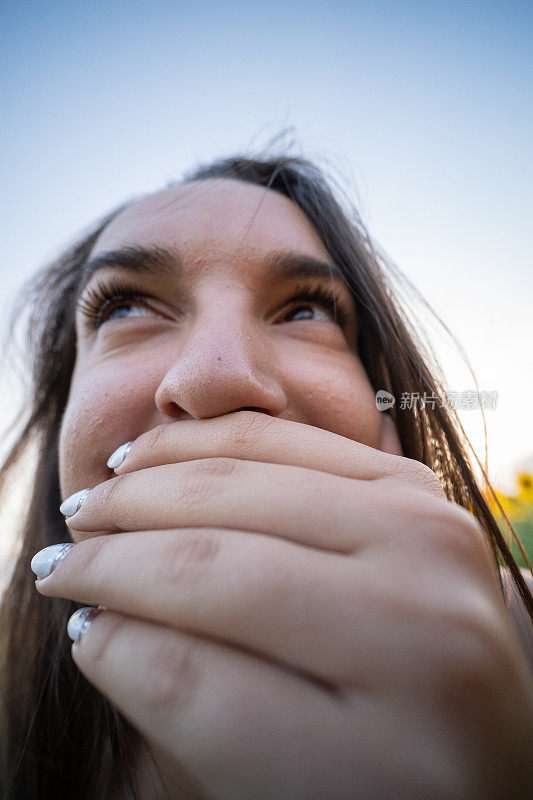 Z世代女孩在大自然中大笑的搞笑自拍。