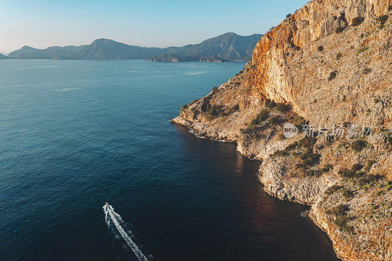 无人机的观点，摩托艇在海上日落在Oludeniz，穆格拉，土耳其