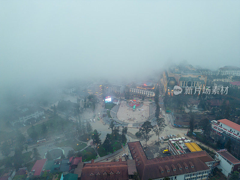 亚洲越南老蔡省萨帕市山城景观鸟瞰图，阳光明媚，夕阳西下，云中山景