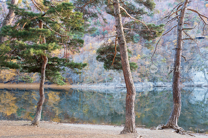 无人机在Boraboy拍摄的美丽的秋天湖面反射的鸟瞰图，它就像墙纸一样