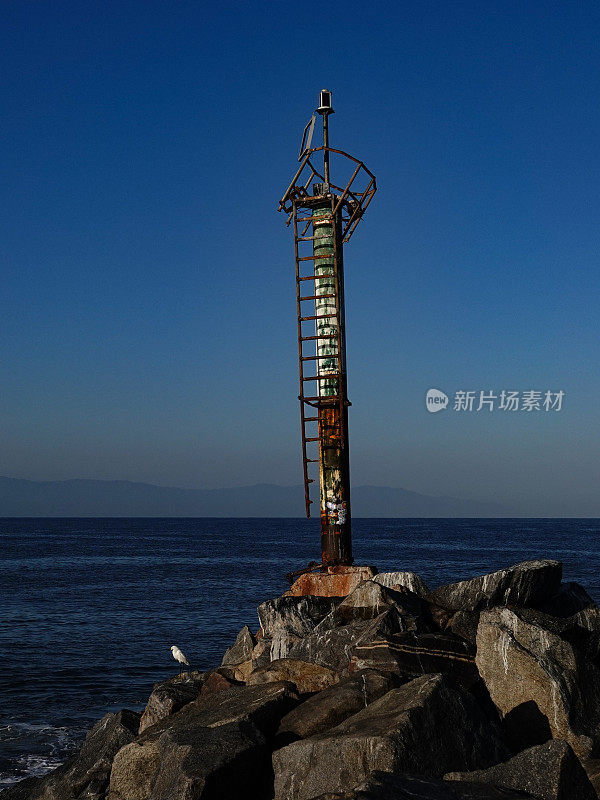 岩石码头尽头的港口指路明灯。